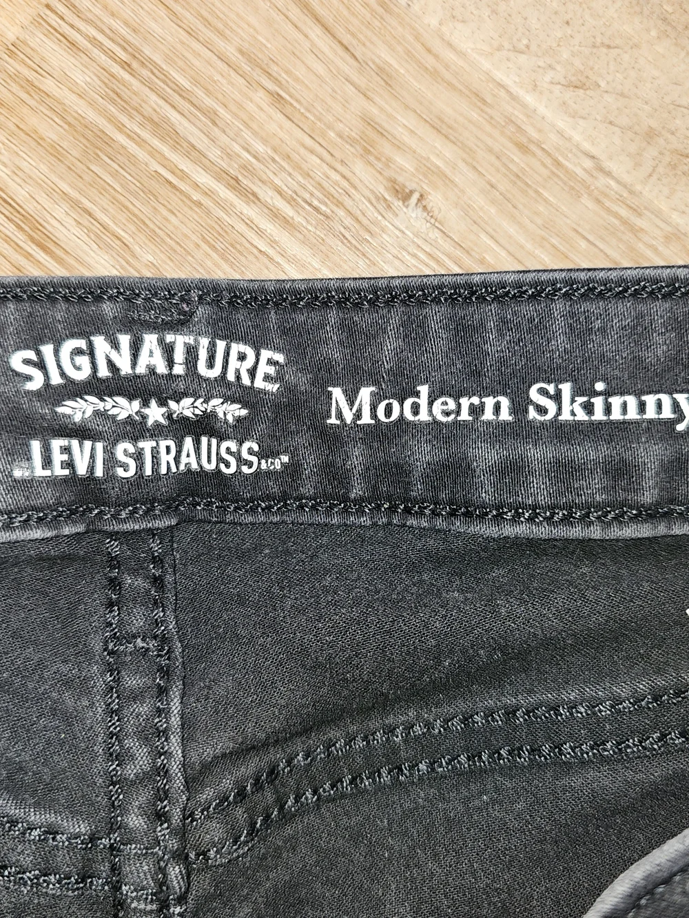 Signature by Levi Strauss & Co. Women's Modern Skinny jeans black wash 32x34 14L